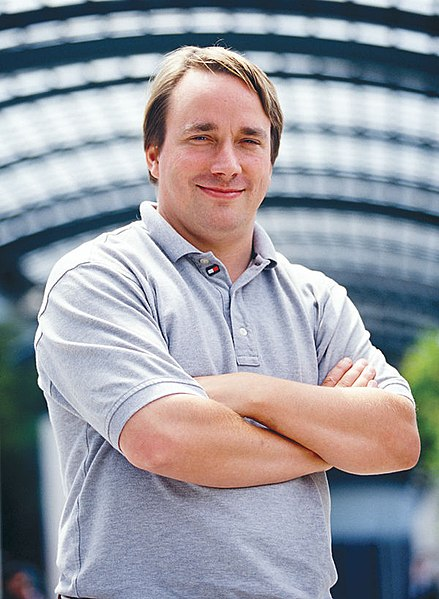 kaleidosnet's tweet photo. Tal día como hoy, en 1991, Linus Torvalds, un estudiante finlandés de 21 años, anunciaba un proyecto que acabaría siendo Linux: 
"I'm doing a free operating system: just a hobby, won't be big and professional like GNU"🎂🐧
https://t.co/4m6fGagAsC https://t.co/W1slRpjYh3