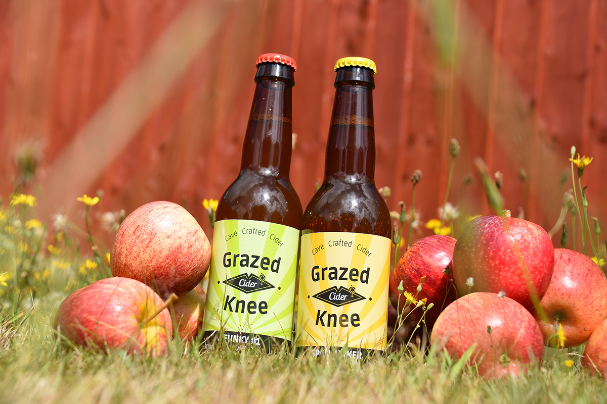 Brightbulb2's tweet image. Did you know we offer product photography? Here&apos;s some shots of  Grazed Knee Cider bottles, that we branded and designed the labels for 🍎🍏🍻
#craftcider #localcider #iowcider #cider #isleofwight #graphicdesign #design #photography #productphotography #photo #logo  #branding