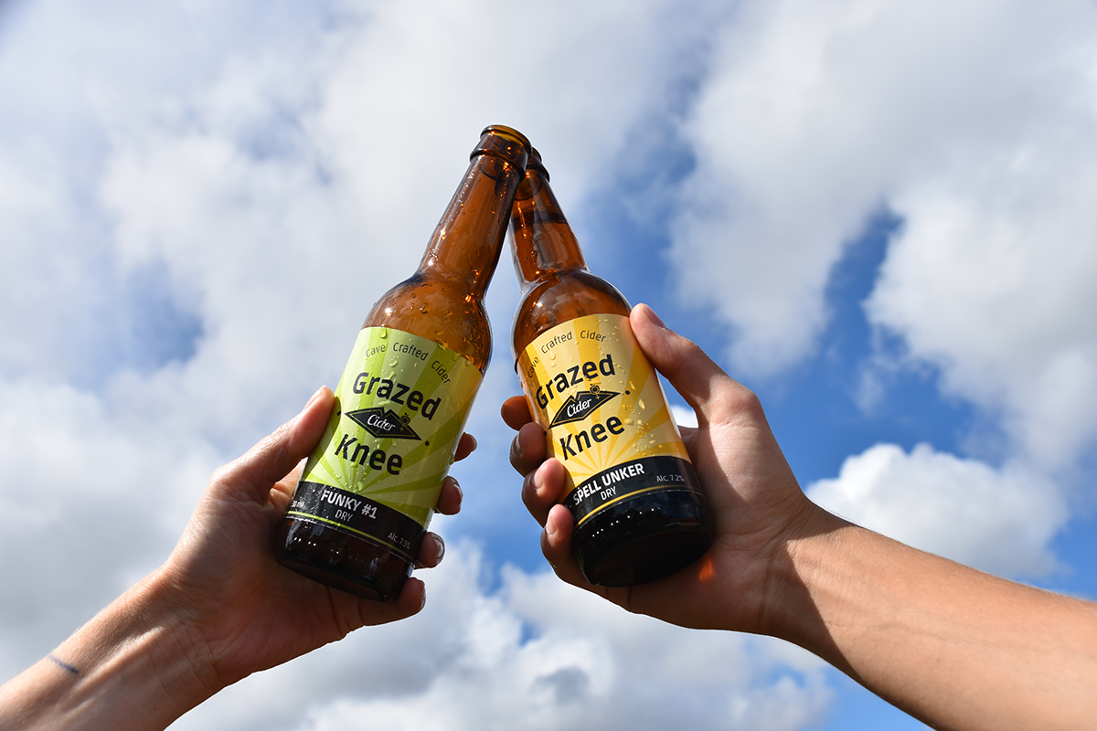 Brightbulb2's tweet image. Did you know we offer product photography? Here&apos;s some shots of  Grazed Knee Cider bottles, that we branded and designed the labels for 🍎🍏🍻
#craftcider #localcider #iowcider #cider #isleofwight #graphicdesign #design #photography #productphotography #photo #logo  #branding