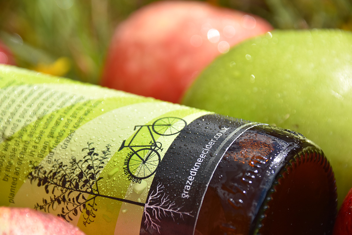 Brightbulb2's tweet image. Did you know we offer product photography? Here&apos;s some shots of  Grazed Knee Cider bottles, that we branded and designed the labels for 🍎🍏🍻
#craftcider #localcider #iowcider #cider #isleofwight #graphicdesign #design #photography #productphotography #photo #logo  #branding