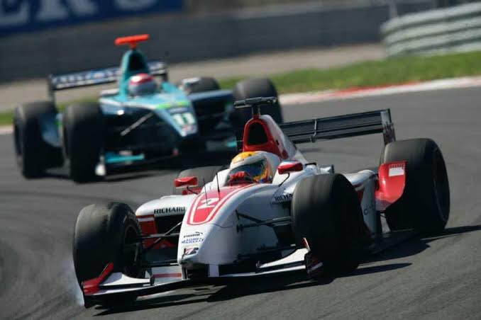 2006 ve 2007 yıllarında İstanbul Park’a gitmeme rağmen pazar günkü yarışlarla ilgili inanılmaz büyülendiğim bir an hatırlamıyorum.  Hamilton’ın F2’deki sürüşünü ise hala hatırlıyorum, bende çok büyük bir etki bıraktı