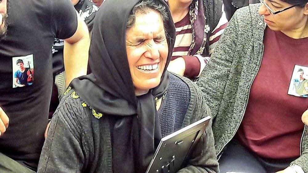 <a href="/serhattugan1/">Serhat Tuğan</a> Bu ülkede evladına adalet aramaktan bitkin kalıp, Ah’ını bırakıp, adaletten alacaklı giden analar kervanına katıldı anam, #SemihaAna!
Dilerim adalet arayan annelerin sesi, ruhu v bedeni tükenmeden adaleti görürler Birgün! Ah’ları kalmaz, o ah’lar yakacak zalimi birgün!
#SemihaAna