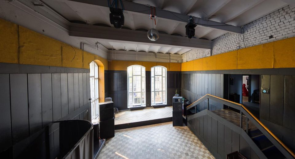 Piedāvājam telpas koncertiem, konferencēm, semināriem, privātiem un korporatīviem pasākumiem. Aprīkotas ar bāru, skaņas sistēmu, gaismām, projektoru. Rakstiet info@oneoneriga.lv