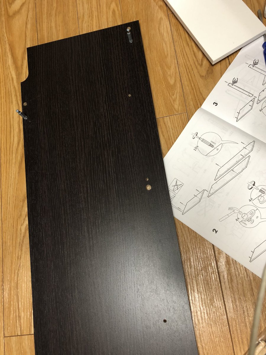 Luv0729's tweet photo. IKEAで買った棚作っててさ
なんとまぁサイドの相方いないくて
1時間探したけどやっぱりなくて
こんなんで棚作れるわけないし
流石にありえんやろ？
めちゃくちゃ腹立ってIKEAに
クレームおばちゃんしようと思ったら
しっかり、ベットの脇に立てかけてて
私ってお茶目〜〜⭐️⭐️⭐️⭐️ 
(無事棚作れました) https://t.co/EFk4w7CfTg