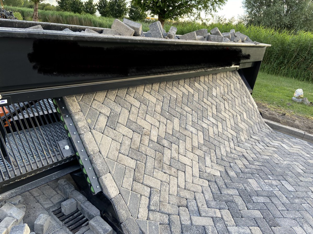 octarian10008's tweet image. 先日、家の前でブロックを敷設する機械を目にしました。カーペットのようにブロックが敷かれて行くのを見て、天才。。。と感動してました。
ブロックは機械のスロット部分で手組みで行うので、一瞬で敷けるわけではないですが、効率は高いと思います。作業員の腰に優しいはず。