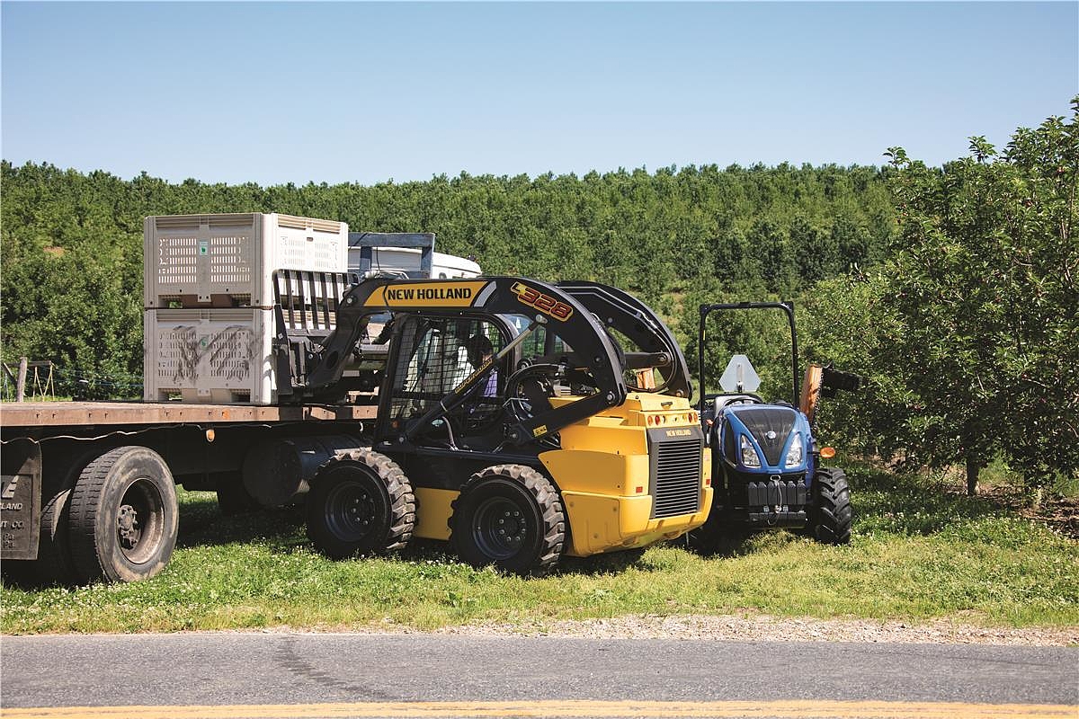 Get Super Boom® reach and dump height plus more comfort, streamlined controls, and customizable display with the NEW 300 Series skid steer loaders. bit.ly/3lg5zcG