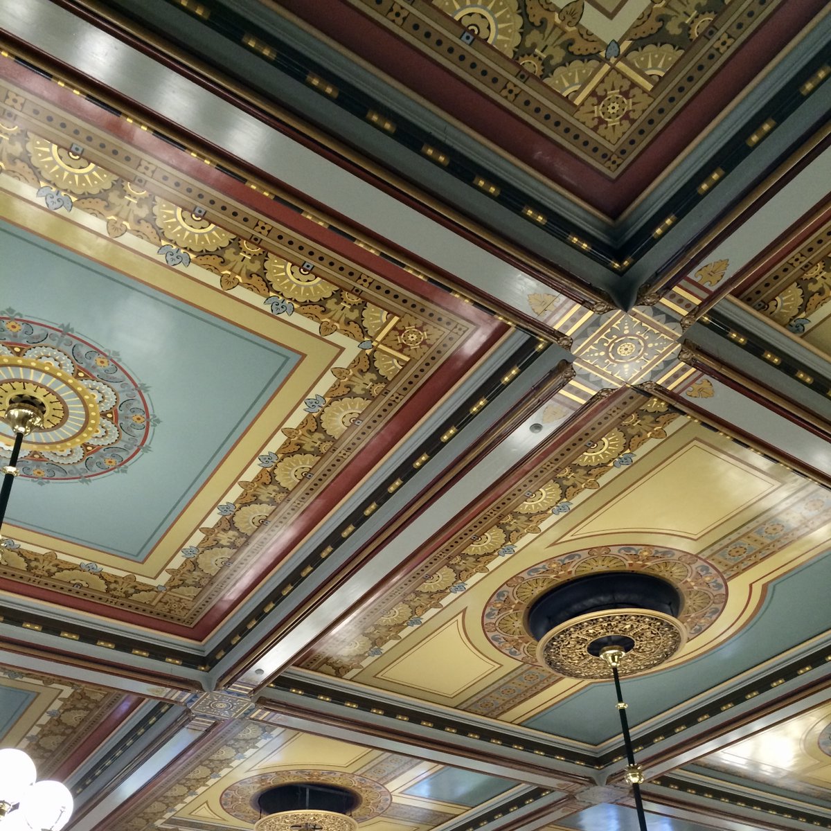 JohnCanningCo's tweet photo. #ItsAllAbouttheDetails at the #CTStateCapitol. Something that makes the building remarkable is the consistency of the #AestheticMovement decorative motifs throughout the building.
https://t.co/T0zIdfnDFn
#PreservationCT #DesignDetails #HistoricPreservation #ArchitecturalArts https://t.co/uS6Y9YgnEr