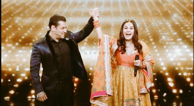 priyutalks's tweet photo. From day1 to finale day salman sir has always adored , supported &amp; guided @ishehnaaz_gill . When guests used to come on BB &amp; he used to praise shehnaaz a lot infront of them like his own family and when guest used to praise her he used to be proud of her #ProudOfYouShehnaaz https://t.co/vXSdIQSxwE