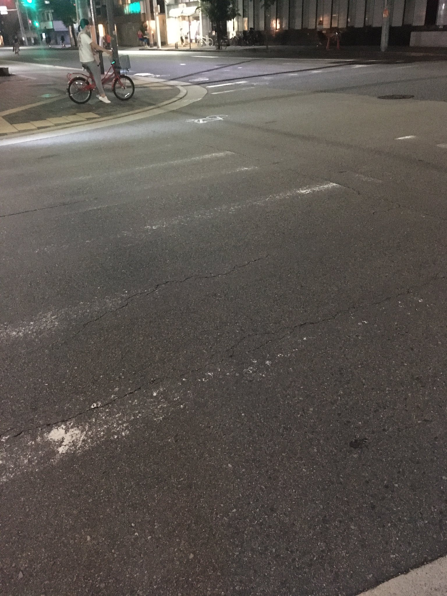 ジュリワタイ 大阪 大阪 あみだ池の交差点 こんな交通量の多い都心まで道路の白線消えて放置してるのさすがにヤバ過ぎるだろ大阪 T Co 7guttxmqnj Twitter