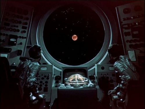 63. THE SKY CALLS/NEBO ZOVYOT (1959)La primera epopeya espacial soviética es una auténtica maravilla que visualmente está tan adelantada a USA como en la carrera a la Luna. Una inteligente parábola política y una aventura emocionante y sugerente que os volarán la cabeza.
