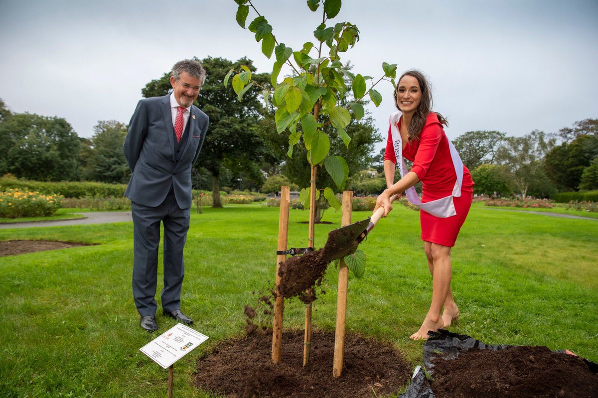 Last Saturday, our 2019 Rose of Tralee Sinéad Flanagan planted a tree in Tralee Town Park,marking the year that the world stood still and The Rose of Tralee International Festival was postponed due to the Covid-19 pandemic 🌹❤️ #roseoftralee #rosememories