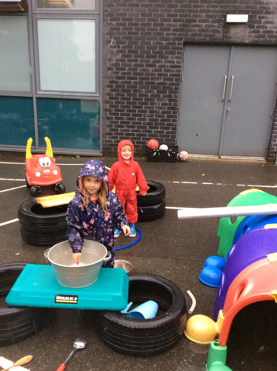 CarlibarNursery's tweet image. Wet play fun at our ‘rainy cafe’  Lots of bubble fun and measuring the collected rainwater.  The Scottish weather does not stop us getting out to play. 😁 #rainyday #scottishweather #puddlefun