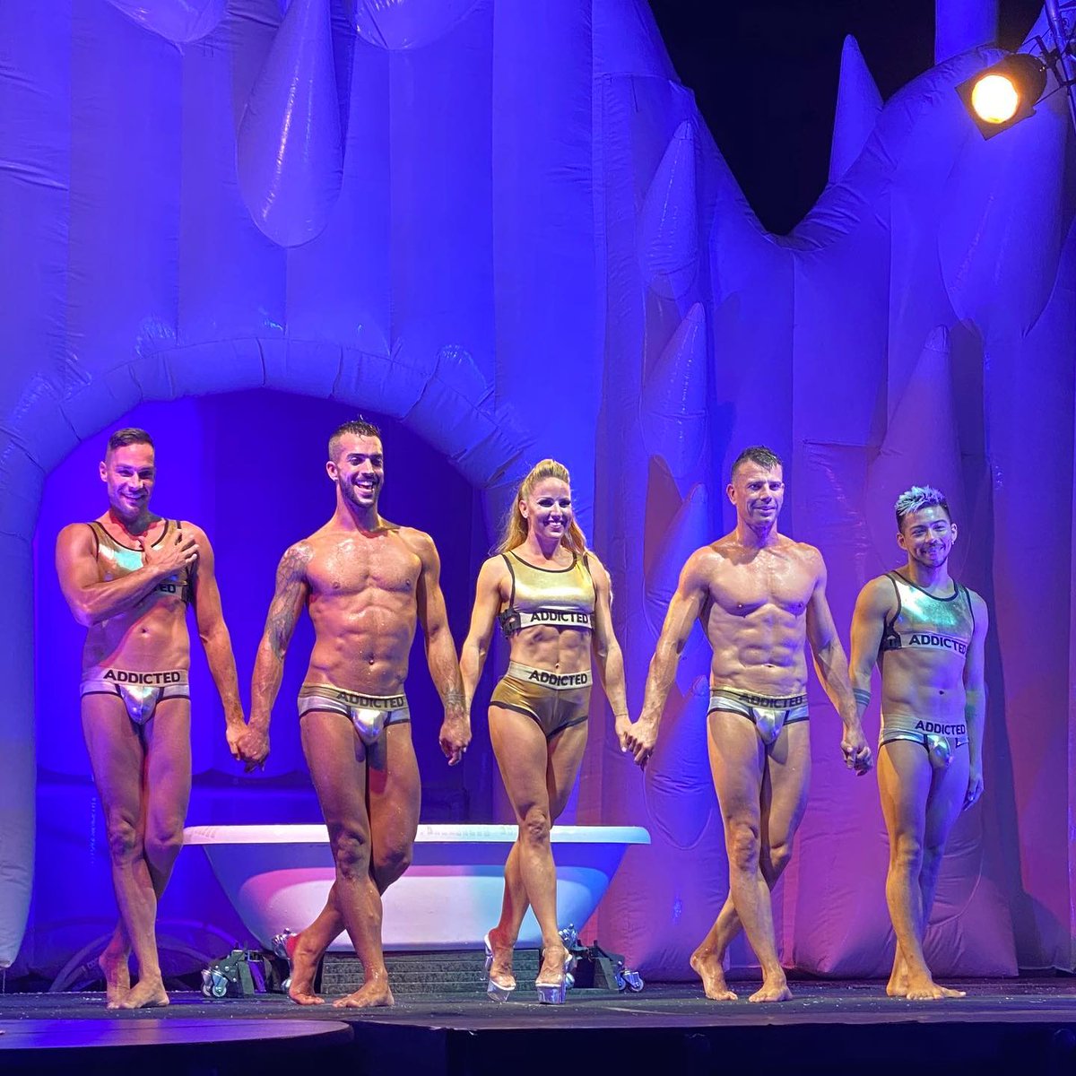 farfadais's tweet photo. MERCI à Tous car chaque soir de chaque week-end, nous faisons de notre mieux pour vous enchanter avec notre spectacle. Notre meilleur cadeau est vos applaudissements qui n'ont pas de prix. MERCI pour tout le soutien, nous continuons !👏👏👏
#sitges #cirque #spectacle #Equality https://t.co/tUJwRpLdA6