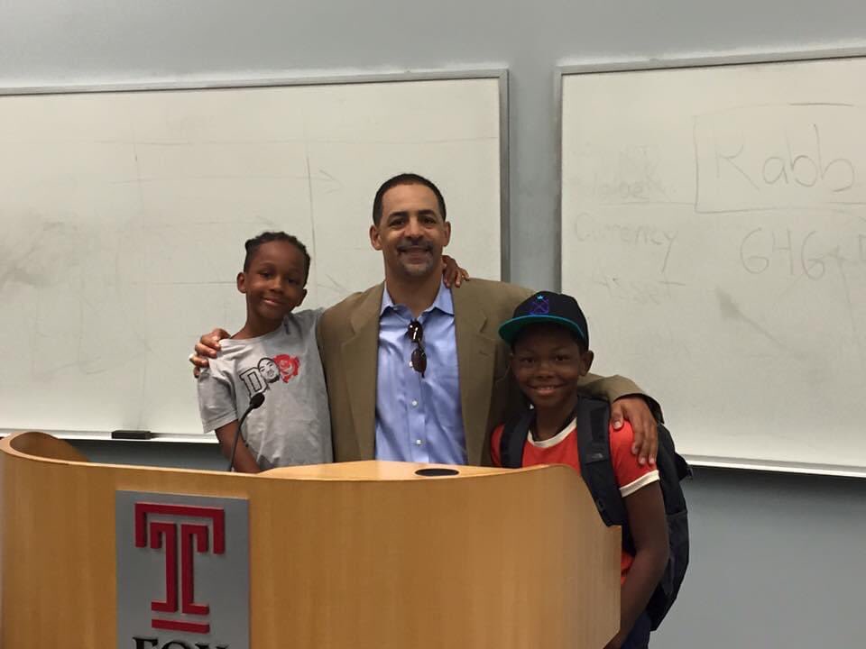 RepRabb's tweet photo. #OTD 2015, I brought my sons with me to the first day of class at the @foxschool where I taught social #entrepreneurship for the last time before @TAUP successfully expanded to include 1,500 #adjunctprofessors. โค๏ธ #unionstrong @AFTPA https://t.co/j58HfrZF9V