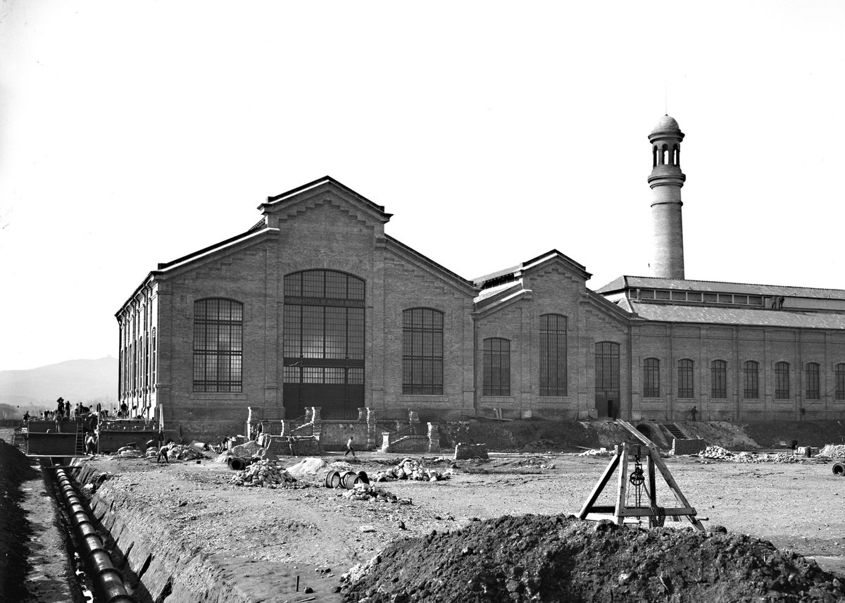 Pel subsol de la #CentralCornellà hi transcorren importants conduccions d’aigua 💦. Aquí s’hi poden veure els treballs de construcció 🏗 del 1907 del tub d’impulsió fins als dipòsits ubicats a Sant Pere Màrtir. 
(Foto: Arxiu Agbar)