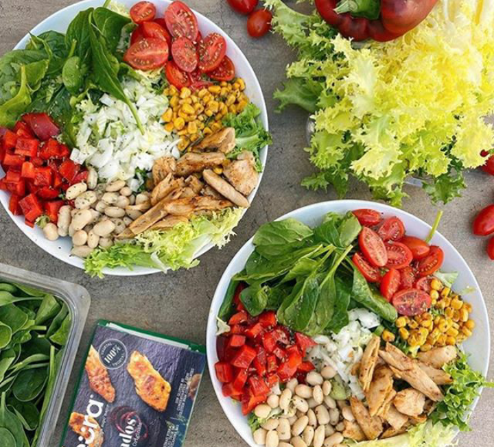 EuropeanQF's tweet photo. Vegan options...
Serve up your bowls or plates with 100% plant-based #heurachunks for a beautiful vegan option!
🌿
#mediterraneanchunks #vegan #plantbased #proteinfood 
#europeanqualityfoods #heurafoods https://t.co/Ljw4Rd0GCT