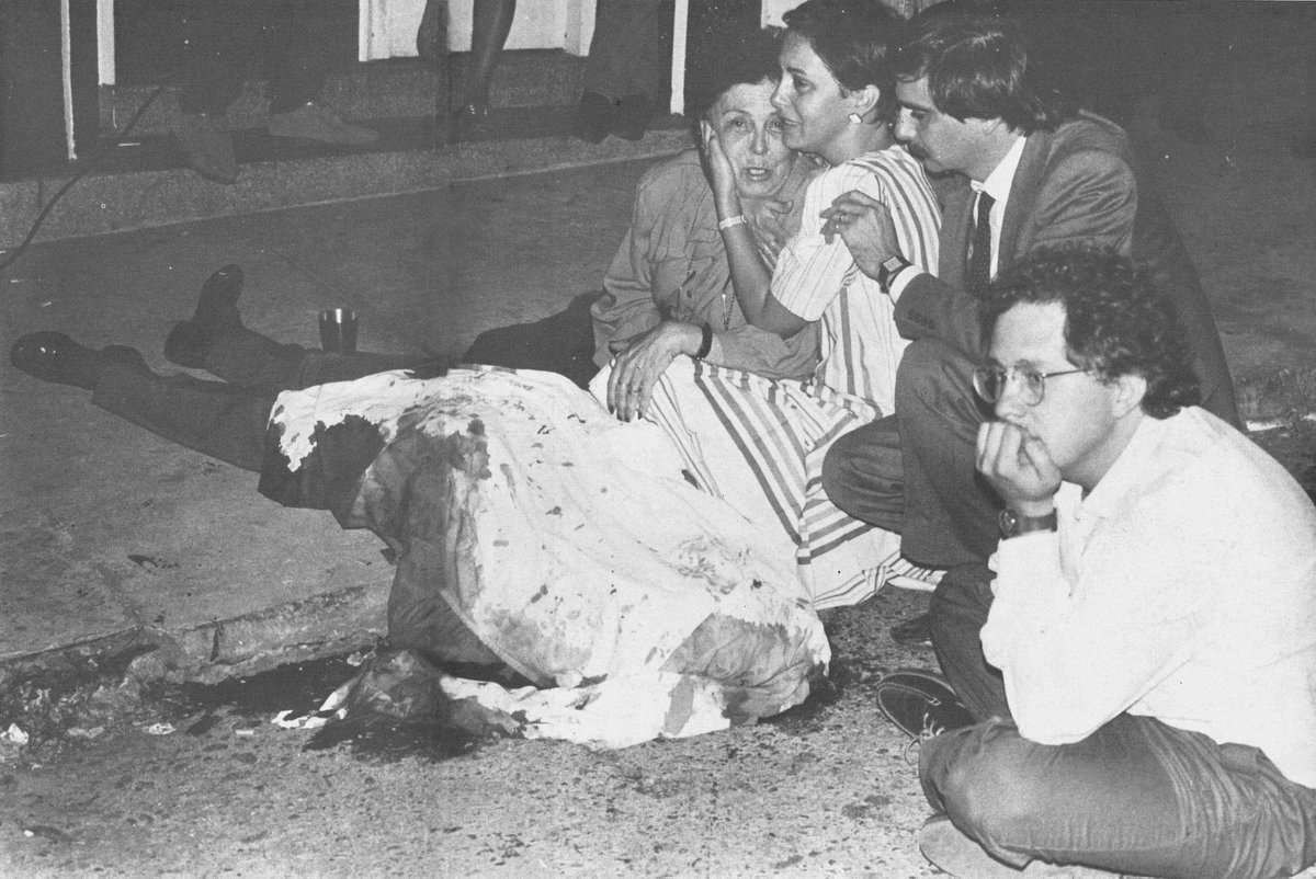 En el triste país de las masacres, hace 33 años, mataron en Medellín a Luis Felipe Vélez (líder sindical de maestros), a Leonardo Betancur y a Héctor Abad Gómez (profesores de medicina y defensores de los derechos humanos).