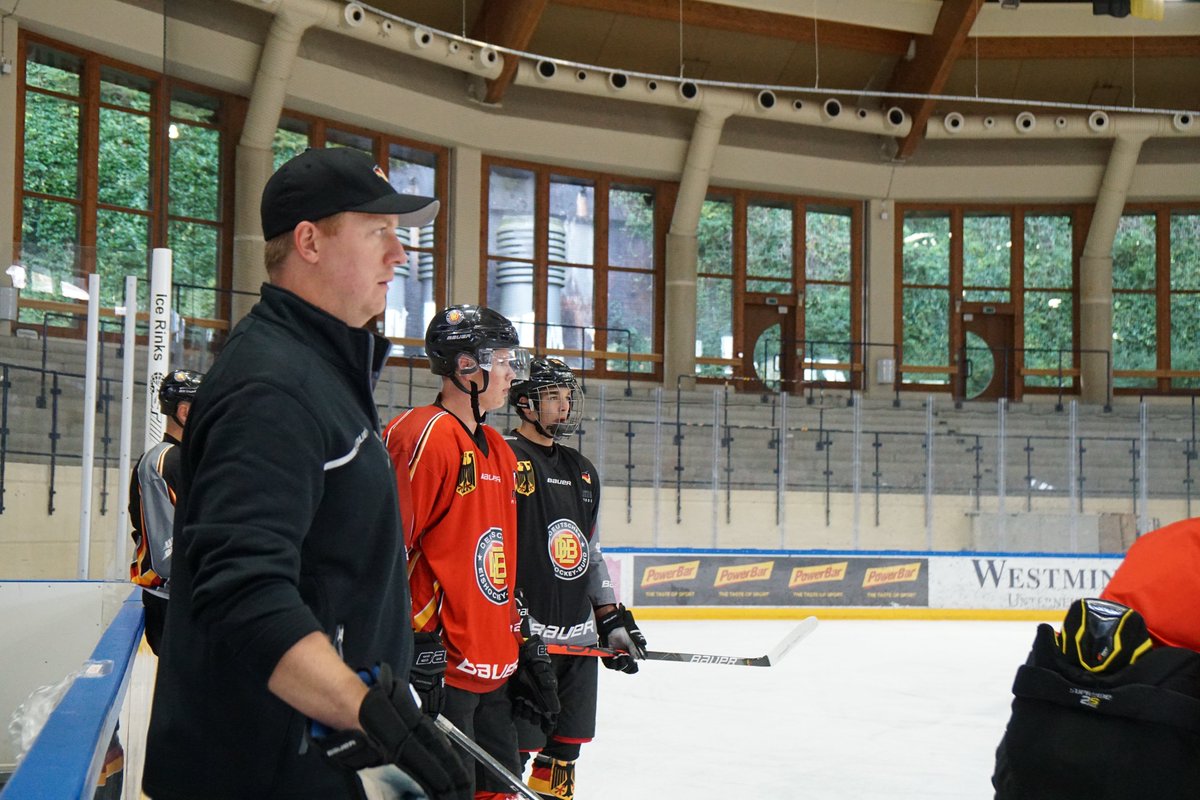 Die U20-Nationalmannschaft trainiert derzeit in Füssen. Der ehemalige Nationalspieler Christoph Schubert hospitiert bei U20-Bundestrainer Tobias Abstreiter😌🤜🤛.