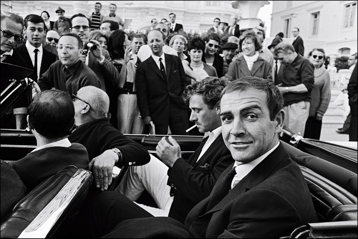 Filmaffinity's tweet photo. El gran #SeanConnery cumple hoy 90 años, ya hace tiempo retirado. En la foto, Connery en el Festival de Cannes en 1965.

¿Cuál de sus interpretaciones es tu favorita? https://t.co/GS9UGaQR3y