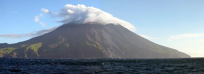 Kanaga #Volcano #otd in 2003. A beautiful day in the #Aleutians 

Photo: AVO/USGS, T.A. Plucinski