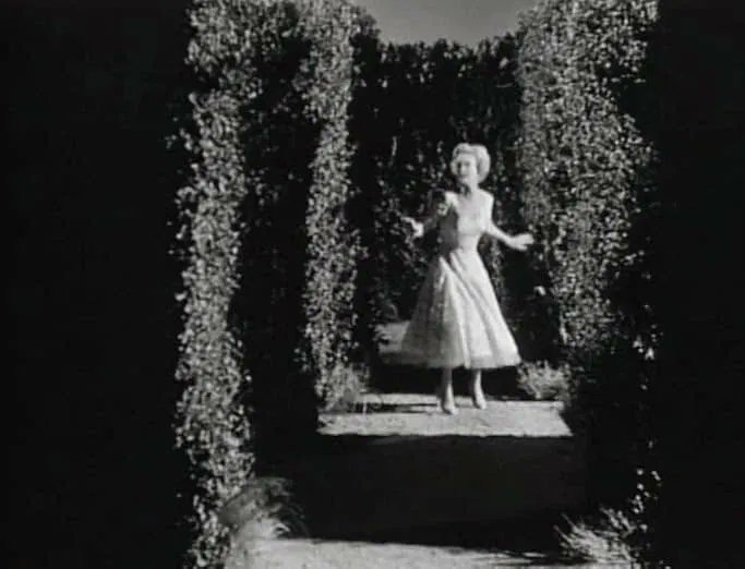 69. THE MAZE (1953)Lo de esta peli es tremendo. Está a punto de ser una obra maestra a caballo entre la Rebecca de Hitchcock y el relato de Lovecraft: tiene la intensidad psicológica, la atmósfera, la sugerencia ominosa... y el monstruo más ridículo y cortarrollos del mundo.