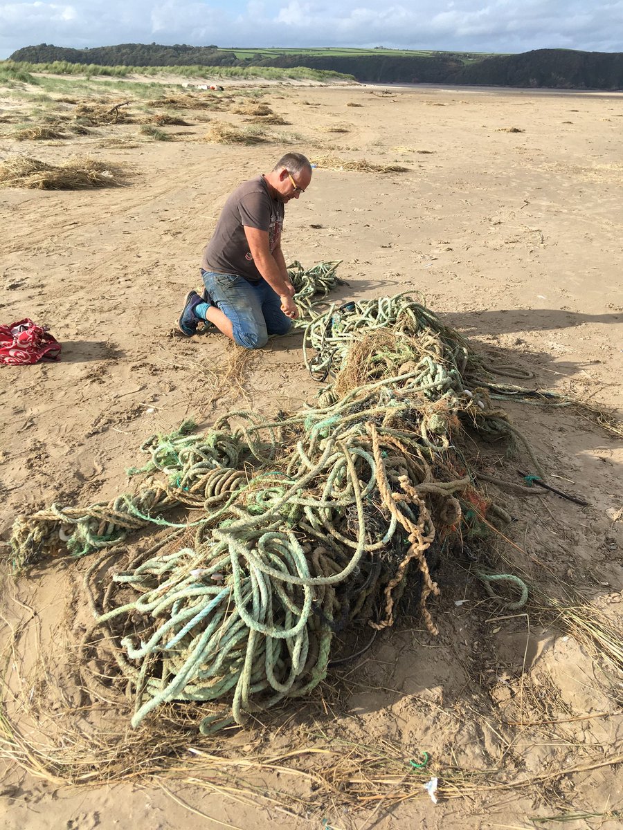 We went back to beach yesterday with a grinder and a wheelbarrow to cut up this enormous tangle of potting rope spotted on our #2minutebeachclean the evening before. It needed to be cut into 5 pieces to be able to lift it into the wheelbarrow but now safely off the beach 💙