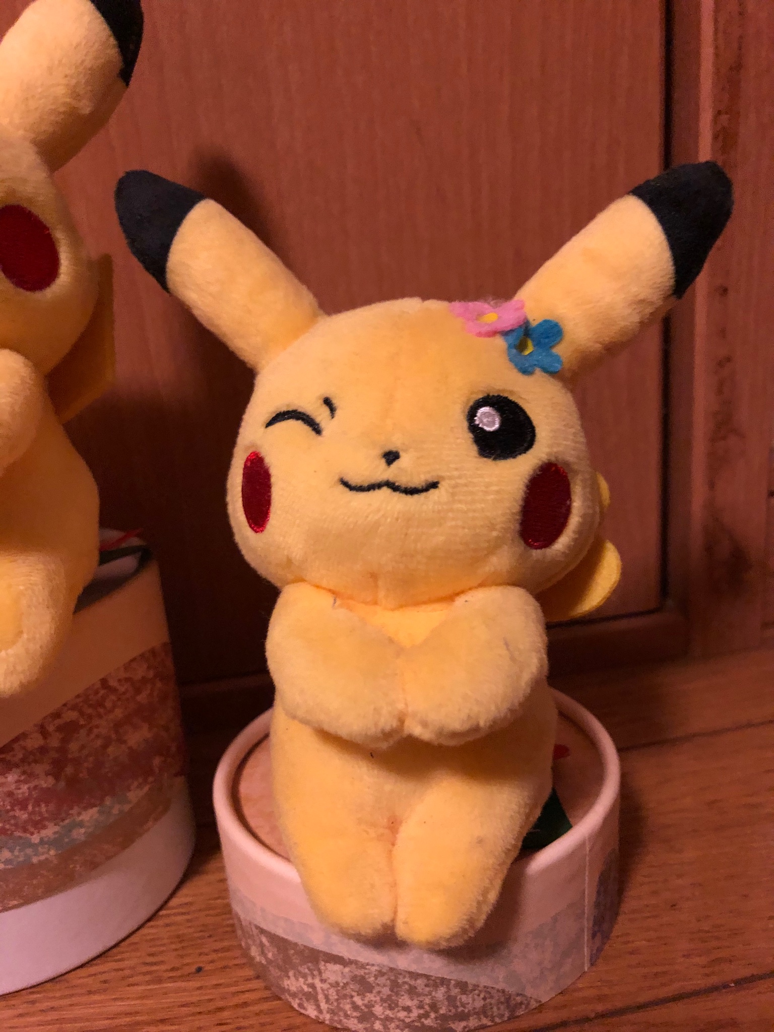 みずまっち 8月25日のピカチュウ ちょっこりさんのメスのすがたのピカチュウ 次のアニポケの予告で嫌がるさとしくんの ピカチュウにかみなりのいしを無理矢理近づけようと追いかけているから今はメスのピカチュウは怖い T Co 807pwboqsb