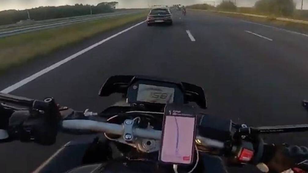 Tientallen tips na filmpje van scheurende motorrijders. . De politie heeft tientallen tips gekregen over het filmpje waarop motorrijders te zien zijn die met zeer hoge snelheid van Breda naar Rotterdam rijden. Onderweg scheuren ze andere weggebruike....