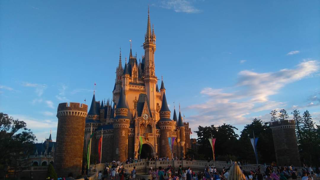 imgzbitch's tweet photo. Hace 4 años estaba en Disneyland Tokyo con @RosaCM9 quiero volverrrrr🥺 https://t.co/MkmCoiXj21