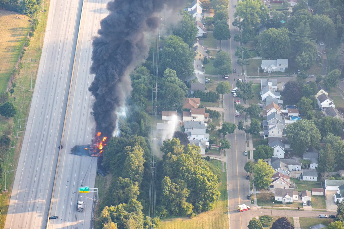 JonRudder's tweet photo. ⚠️TRAFFIC ALERT⚠️: Route 8 is closed in BOTH directions between Howe and Tallmadge. There was a crash between a car and a tanker truck. @Akron_Police is evacuating a nearby neighborhood. AVOID route 8 #GMCle https://t.co/C6Z0vo9kKu
