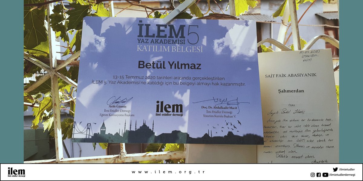 ilemegitim's tweet photo. Betül Yılmaz, Ebru Kazan, Şeyma Nur Yılmaz ve Şule Parmak'a kitap hediye eden @gumusarife hocamıza, https://t.co/BnJRWQX4hd