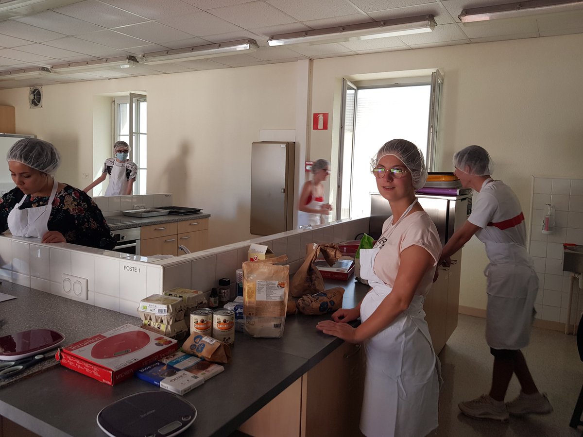 nine081483's tweet photo. #VacancesApprenantes
Des élèves motivés et heureux pour confectionner leurs collations pour la suite des ateliers de cette semaine. Confiance en soi, sport, pensée visuelle etc. 
#MotivéePourLesElèvesJusqu'auBout
@LPMontciel @acbesancon https://t.co/XfXiQSKGb4