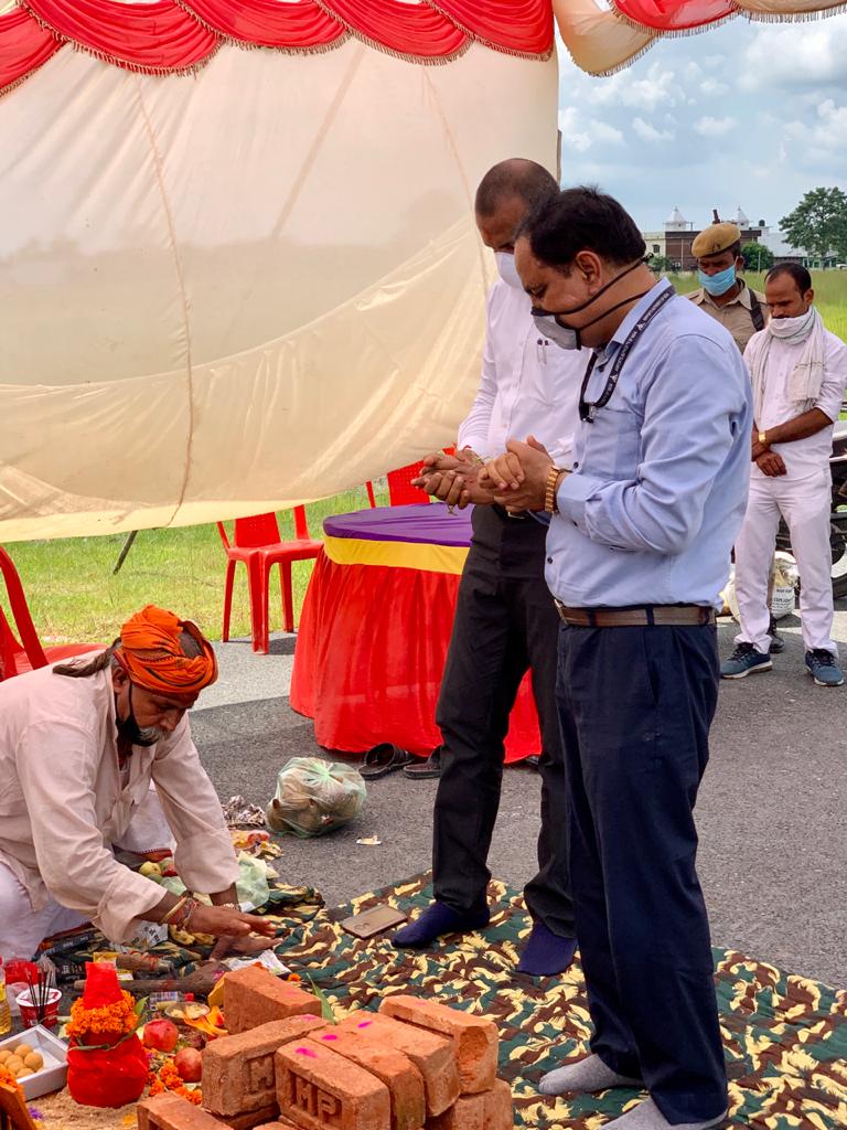 AAI_Official's tweet image. Bhoomi Pujan for the Construction of new Interim Terminal at Kushinagar International Airport was held today in the presence of Sh. Bhupendra Chaudhry, DM, Kushinagar; Sh. A. K. Dwivedi, Airport Director, Gorakhpur &amp;amp; Kushinagar and other #AAI officials.