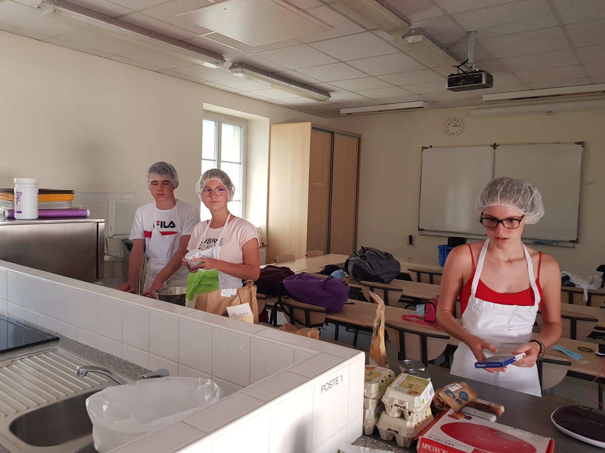 nine081483's tweet photo. #VacancesApprenantes
Des élèves motivés et heureux pour confectionner leurs collations pour la suite des ateliers de cette semaine. Confiance en soi, sport, pensée visuelle etc. 
#MotivéePourLesElèvesJusqu'auBout
@LPMontciel @acbesancon https://t.co/XfXiQSKGb4