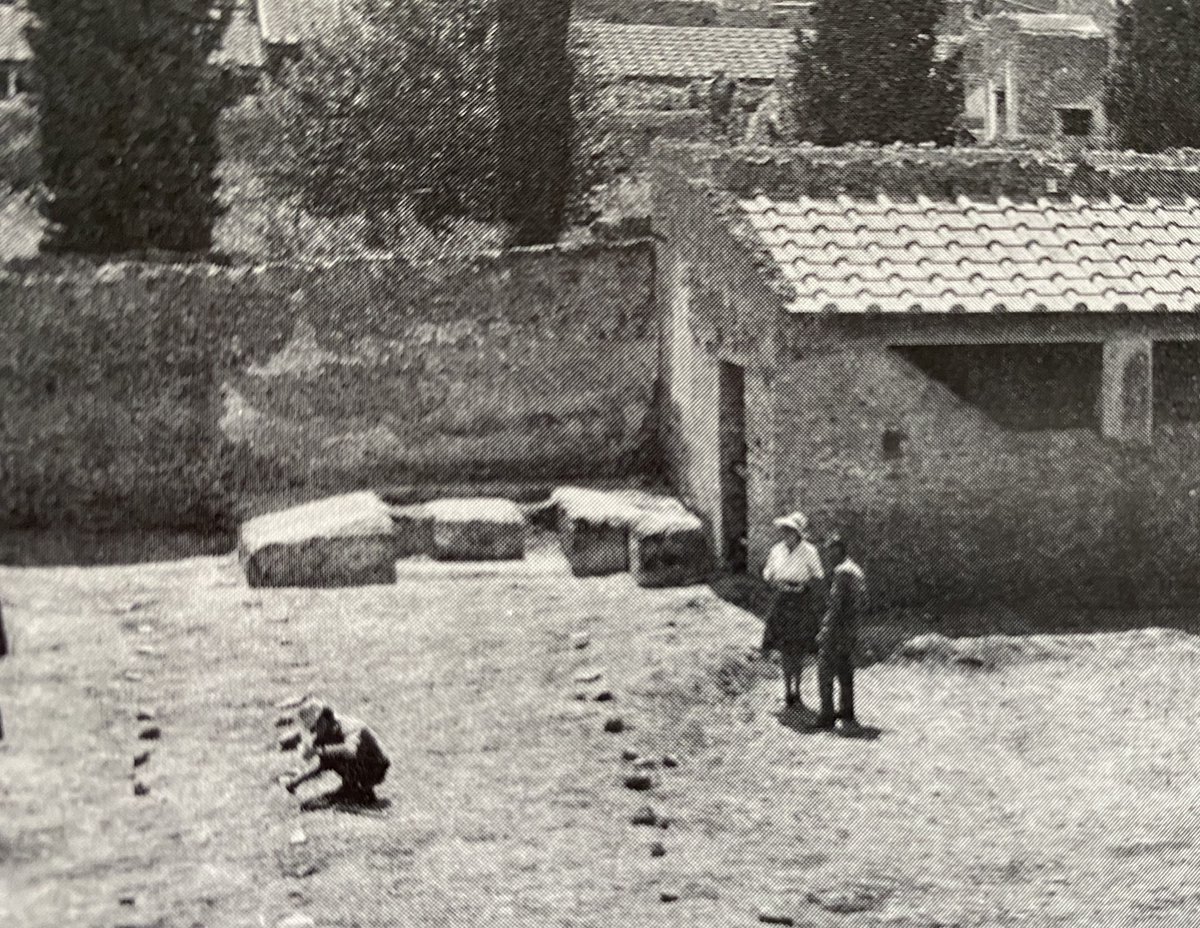 Evidence of a wine press & 10 sunken jars in which the wine was stored were found in a small building. Each ‘dolium’ held 275 gallons of wine. Two outside dining areas with 3 couches suggest customers could sit and sample the wine, perhaps before an event in the amphitheatre.