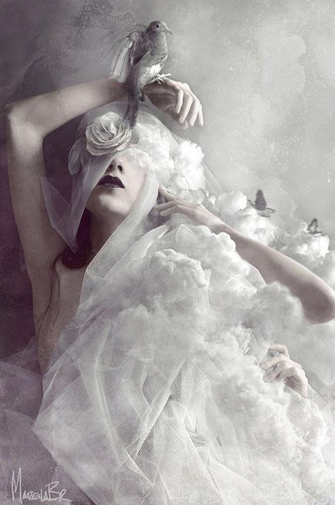 "A mi alrededor sopla un viento de fuego.
Siento tus pasos, tus amados pasos,
Y el alma duele..."

Karin Maria Boye.