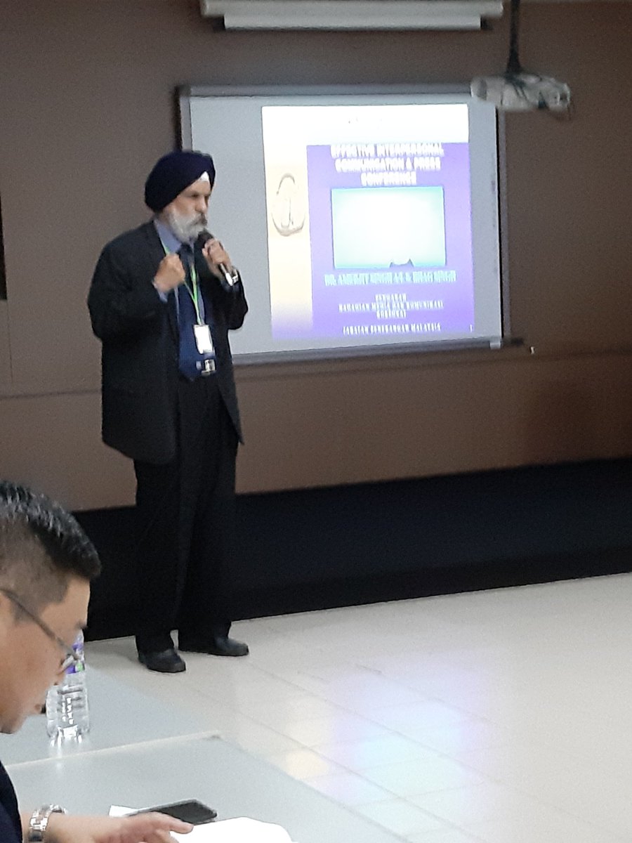 amhavjit_7's tweet image. Sharing knowledge and experience with senior police officers @ Maktab PDRM, Cheras
#interpersonalcomm
#mediaconference
