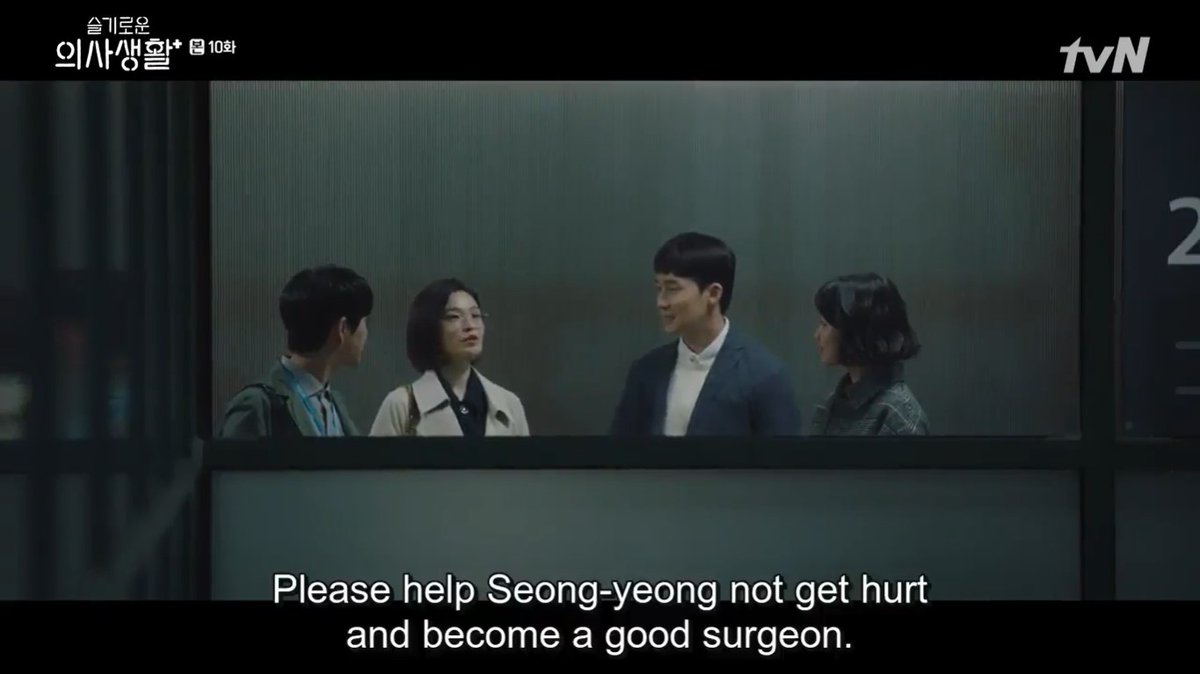 [EP 10] While walking with the residents, Songhwa notices that there’s a full moon and says that they should make a wish. She then utters that she hopes that Seongyeong, one of the interns, won’t get hurt and will become a good surgeon.