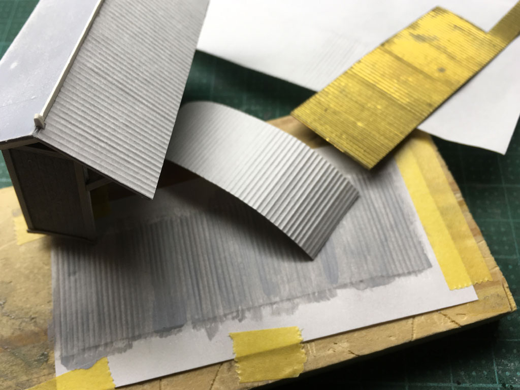 1/80ストラクチャ用のトタン板。 建築模型用のリップルボード（ウルトラボブ）を売っている店が身近にないので、なけなしの真鍮波板に上質紙を乗せて爪楊枝で転写。  そのまま接着すると伸びてパターンが消えそうな気がしたので裏側をサフェーサーで固めてから貼ってみまし ...