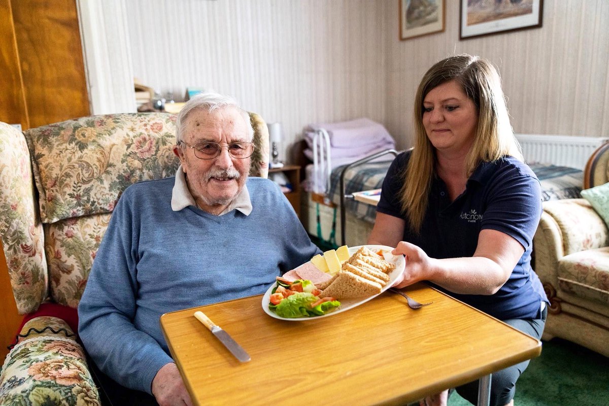 AutonomyGroup's tweet photo. One of our wonderful support workers Sally, helping David with his lunch β£οΈ
.
#helpingothers #adultcare
#serviceusers #preparinglunch #rainydays #excellentcare #autonomycare #caring #supportworker #makinglunch #everydaymakesadifference https://t.co/heRYbH5WGJ