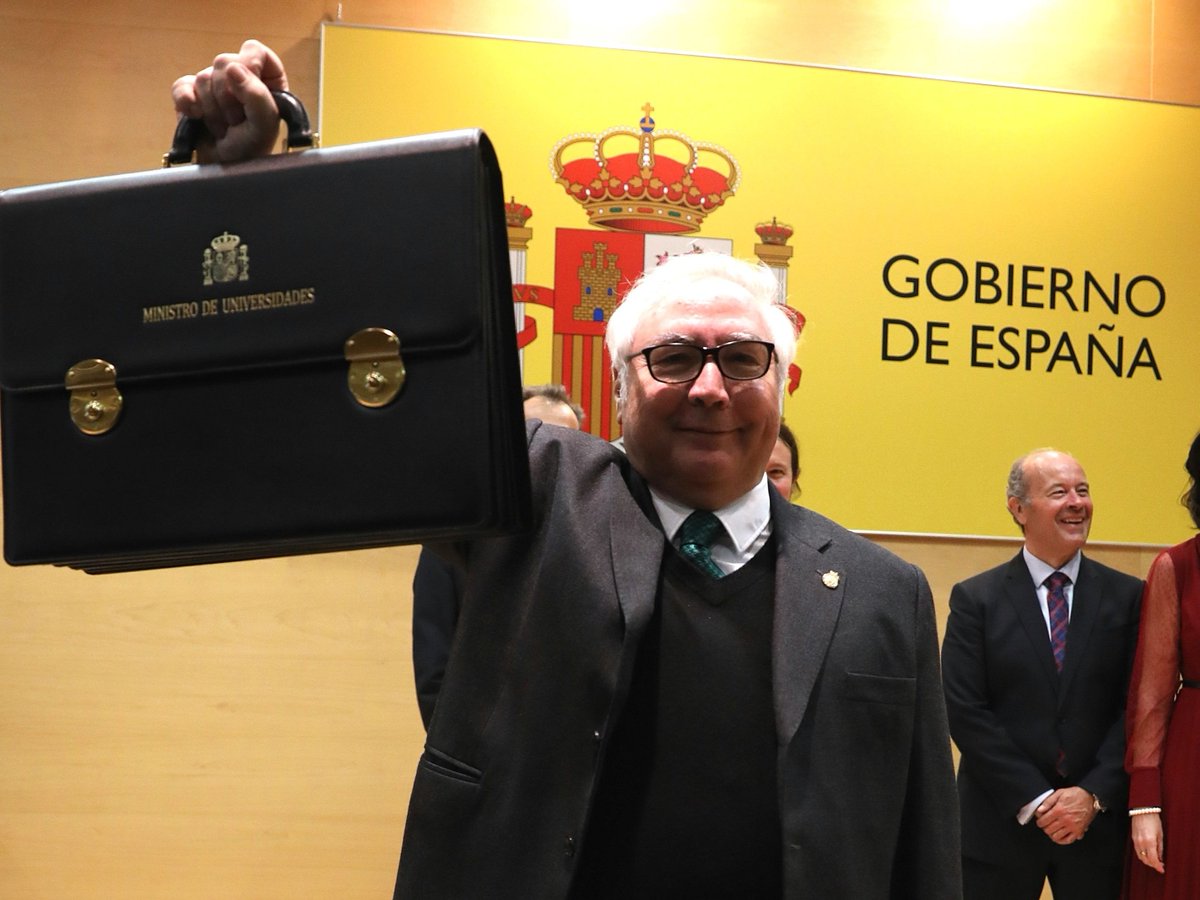Schuma78's tweet photo. SE BUSCA

Nombre: Manuel Castells
Edad: 78 años
Cargo: Ministro de Universidades
Sueldo: 73.000 euros anuales

Esta es la última imagen suya, el 13/01/20, día en el que tomó posesión del cargo... https://t.co/QFU2FpAjcW
