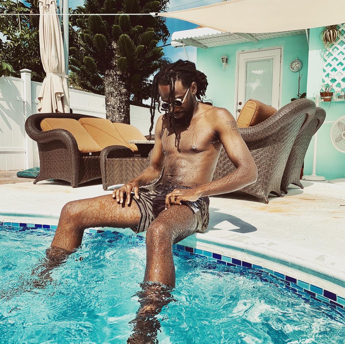 KevJonez's tweet photo. shark in the waaaater ✨💙 https://t.co/PzoWLlsGXw