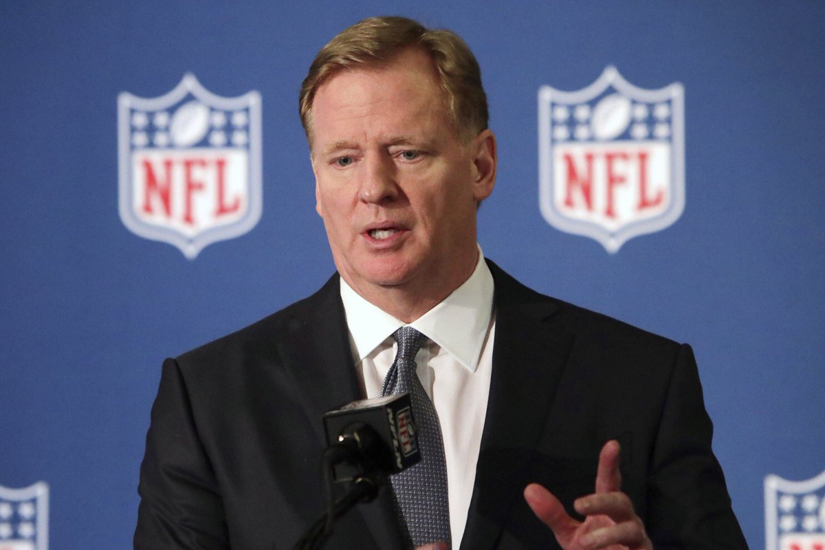 huddlemag's tweet photo. Roger #Godell, commissioner #NFL ha annunciato che la lega non punirà i giocatori che decideranno di inginocchiarsi durante l’inno americano.
Ha dichiarato inoltre che la #NFL ha sbagliato a non sostenere sin da subito la “battaglia” intrapresa da Colin #Kaepernick https://t.co/Lv80iJcnYN