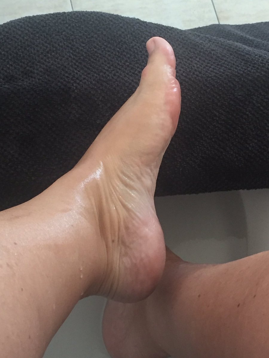 aphrodite_foot's tweet photo. Which little piggy 🐷 wants to pay for my pedi, I’m feeling generous so first to pay can choose the colour #footslave #piggywanted #toes #FOOTFETİSH #cyprus #kktc #solesandtoes #footworshipping #femdom #findom #brat #walletrinse https://t.co/7RZcn7zOtd
