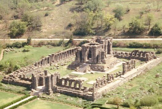 AmbSanjay_'s tweet photo. Indian kingdom of Karkotas in #Kashmir reached peak under Emperor Lalitaditya, 8th cent CE. His rule extended over Turks, Arabs, Tibetans &amp; Ganga plains. Kalhana Rajatarangini provides critical account of peace, prosperity &amp; plurality in his times &amp; magnificent #MartandSunTemple https://t.co/3caSprjTsR