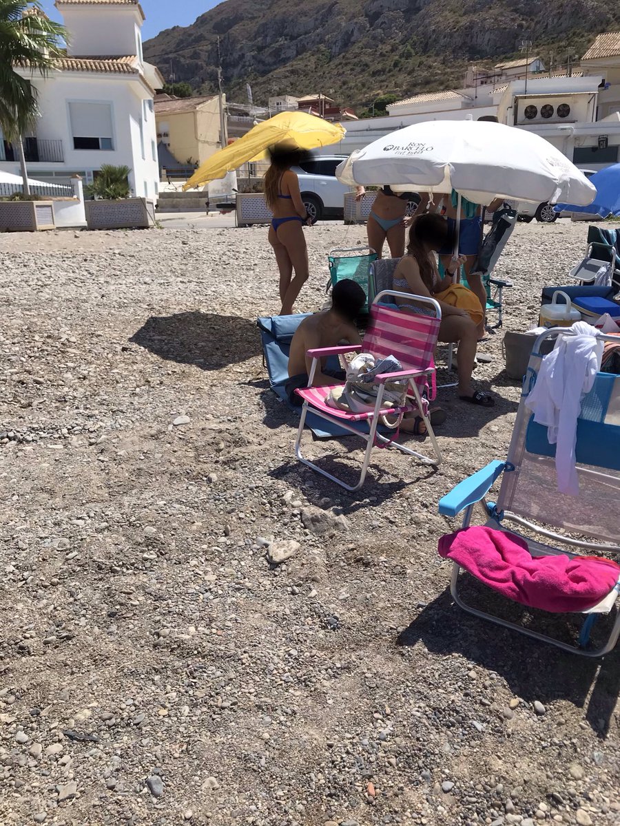 Inmalopeezm's tweet photo. Estaría bien que hubiese cierta supervisión en las playas para toda aquella gente irresponsable que no sabe respetar el 1,5m de distancia @AytoCartagenaES . Teniendo en cuenta que mi silla es la rosa y esa familia está a centímetros. https://t.co/T3aq6OxO59