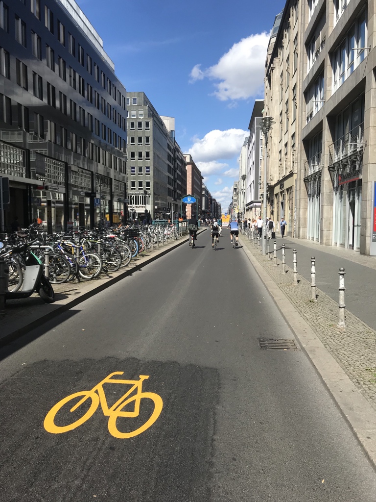 Bin in der Mittagspause kurz auf die Friedrichstraße geradelt, um die Fahrradstrasse zu testen. Absoluter Traum!
So viel Platz, so viel Ruhe, soviel Luft!
#autofrei #Autokorrektur #r2g #visionzero
cc <a href="/Storch_i/">Storch_i</a>