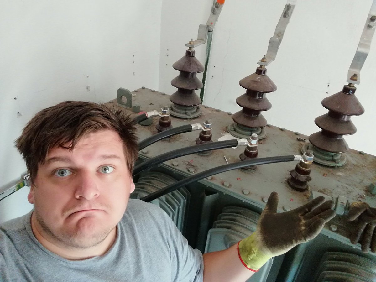 MartinFejt's tweet photo. Tak dneska práce rukama v terénu. Tak snad to není moje poslední selfie 😁
#22kV #VysokeNapeti #Elektrikar #Elektrika https://t.co/WE0m7DYV5J