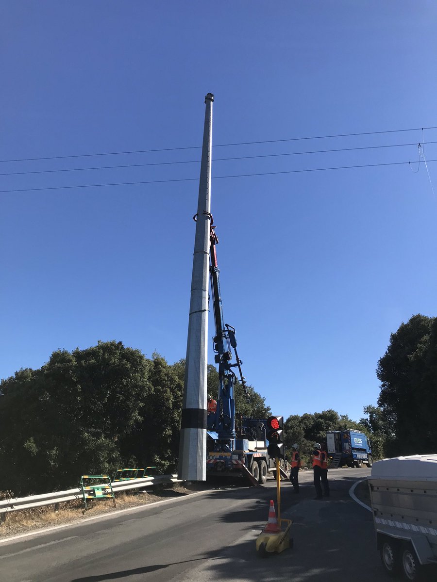 DidierFleurant's tweet photo. @enedis_LR avec les équipes TST de Béziers ce matin pour l’installation d’un poteau « Petitjean » grand format (20 m). Bravo pour cette opération de manutention de grande envergure. https://t.co/Hi0etCGlp2