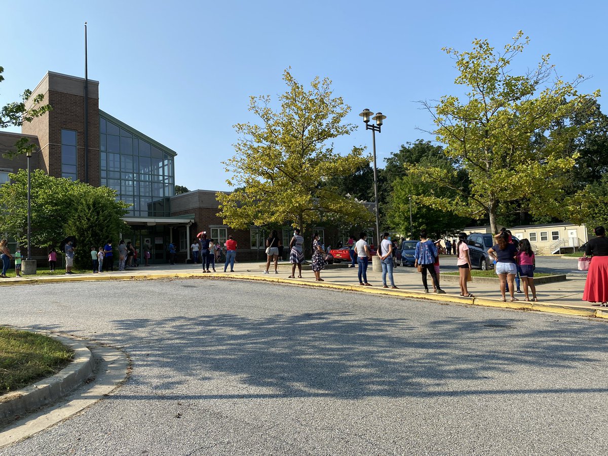 MHMJES's tweet image. Distribution day at @MHMJES @pgcps #PlugInPGCPS Join us! @Title1_PGCPS